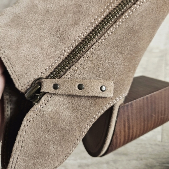 Michael Journey Block Heel Suede Leather Heel Sandals - Picture 12 of 16